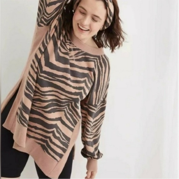 Aerie Split Hem Black & Tan Tiger Sweatshirt NEW size small - Picture 3 of 8